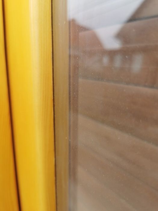Продам деревянную дверь с коробкой под стекло.