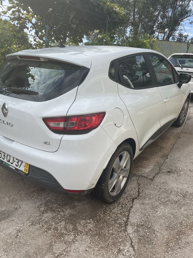 Carro Renault clio em bom estado geral
