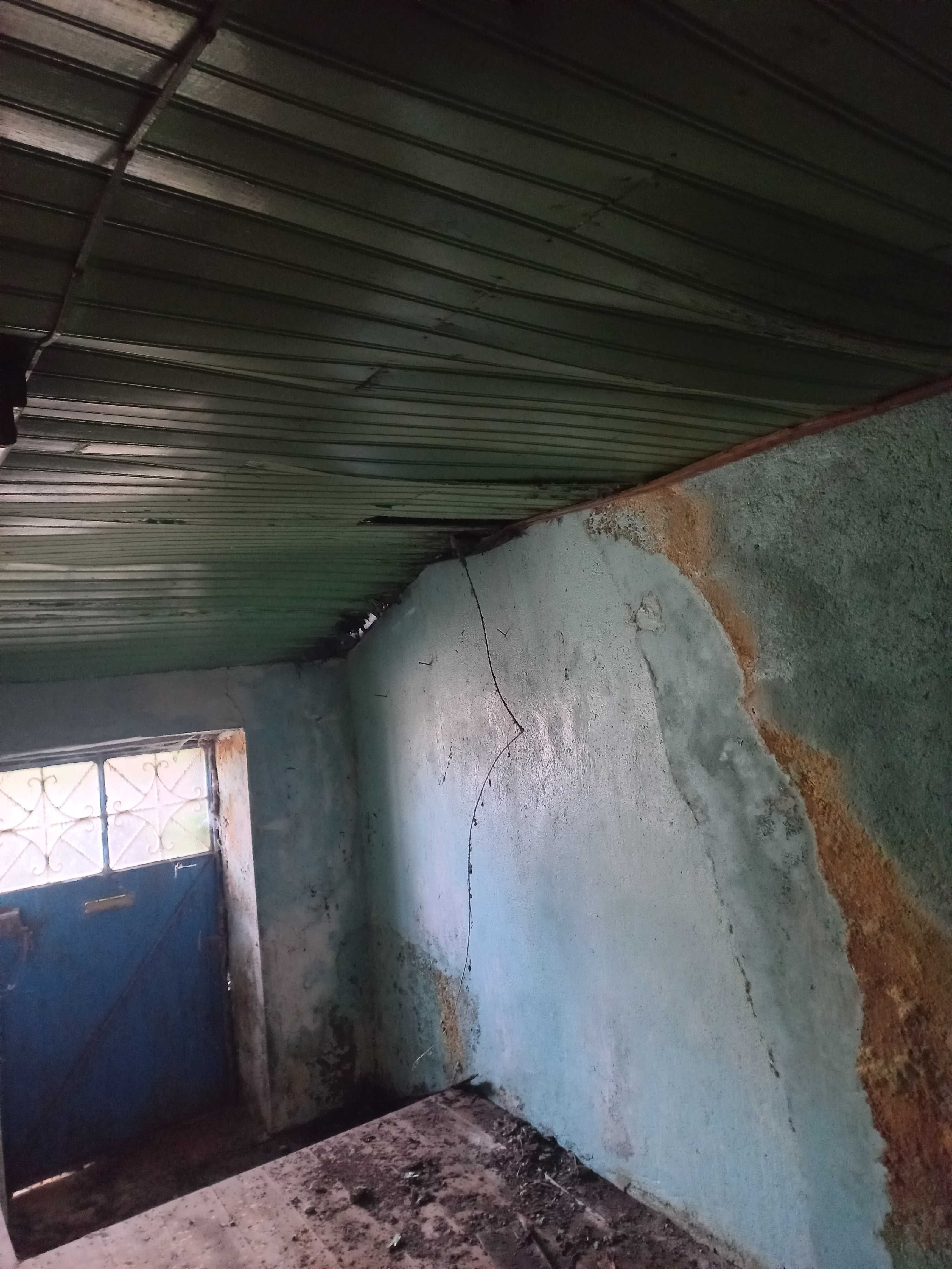 Moradia para recuperar no centro da aldeia de Portas do Souto