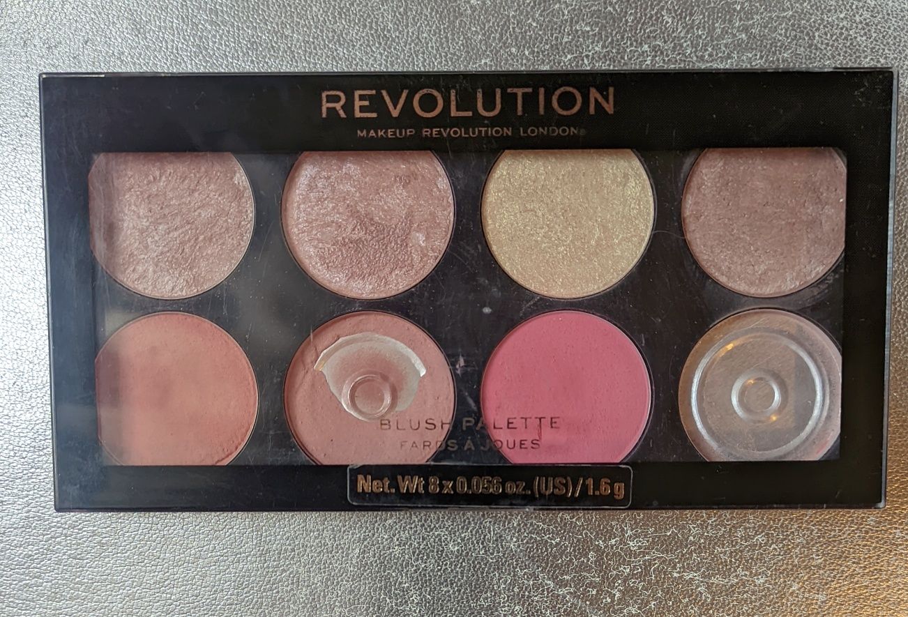 Revolution paleta rozświetlaczy i róży