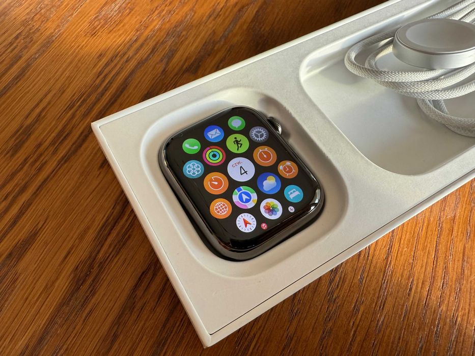 APPLE Watch Series 9 GPS + Cellular 45mm Stainless Steel Grafit A2984