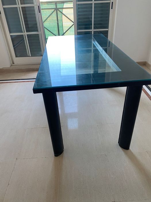 Mesa em cabedal e vidro de jantar