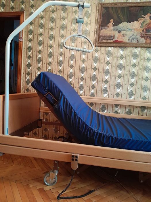 Ортопедичне, медичне ліжко з матрацом Invacare