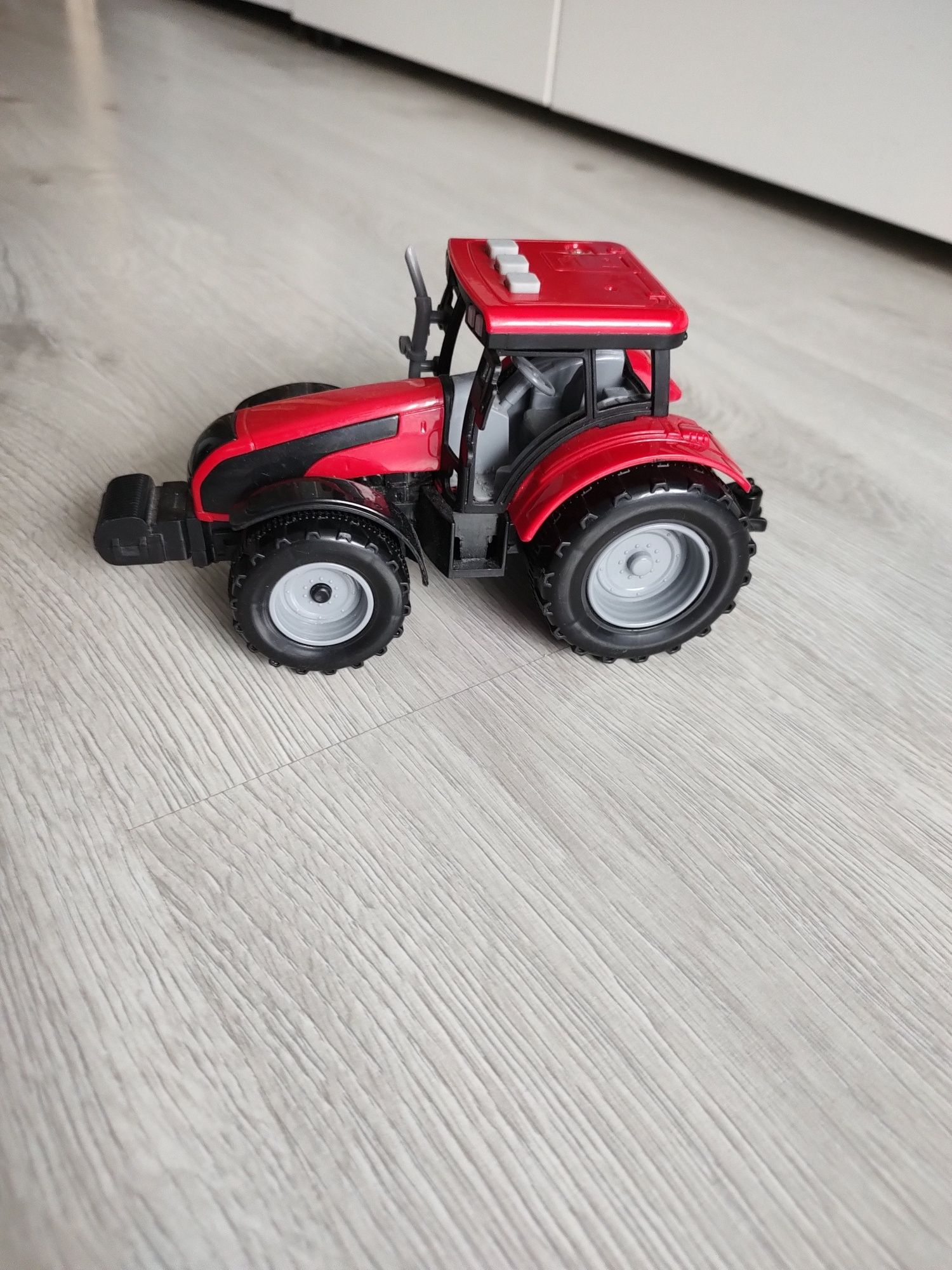 Traktor z przyczepą oraz napędem frykcyjnym