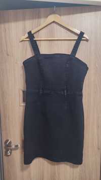Czarna sukienka mini jeans na szelkach