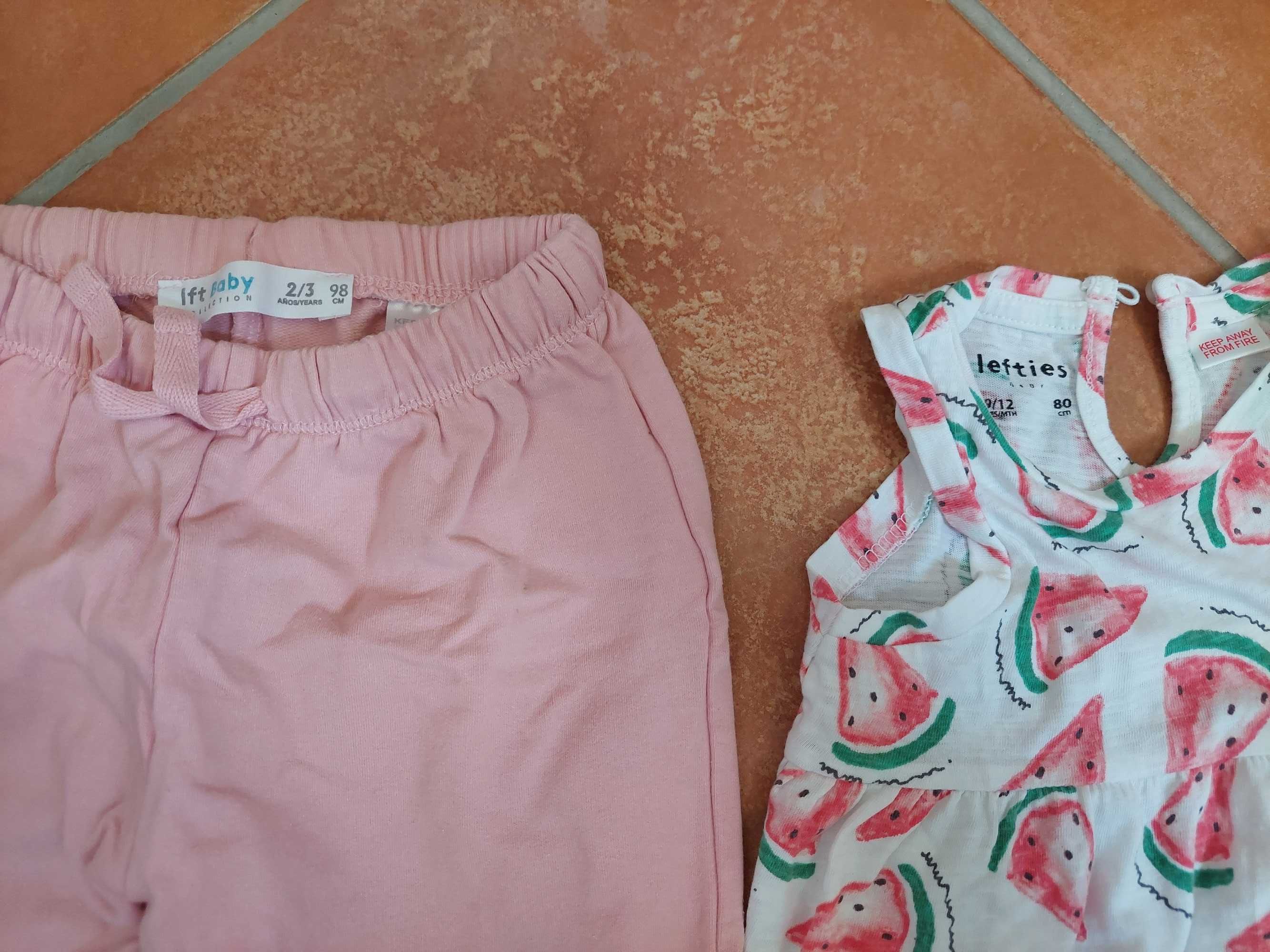 Várias peças de roupa de menina entre os 12 e os 36 meses