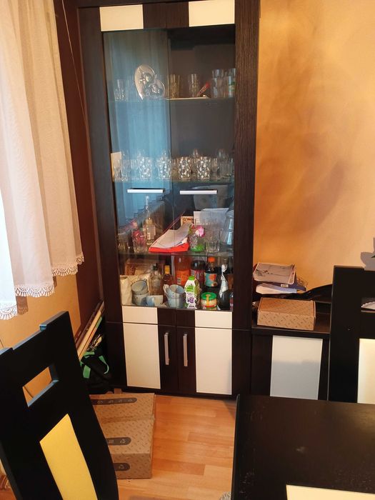 Stół z krzesłami i meble