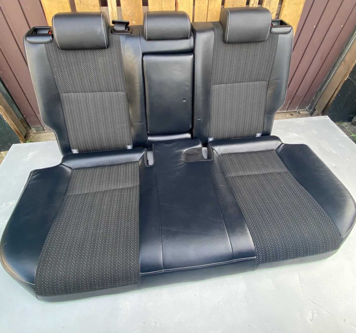 Fotele Toyota Auris 2013-16 HB półskóra