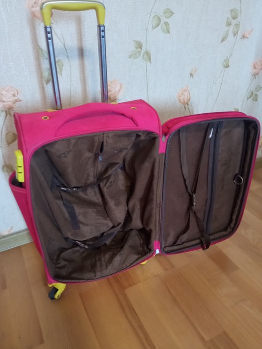 Продам отличный чемодан на колесах Leader Polo