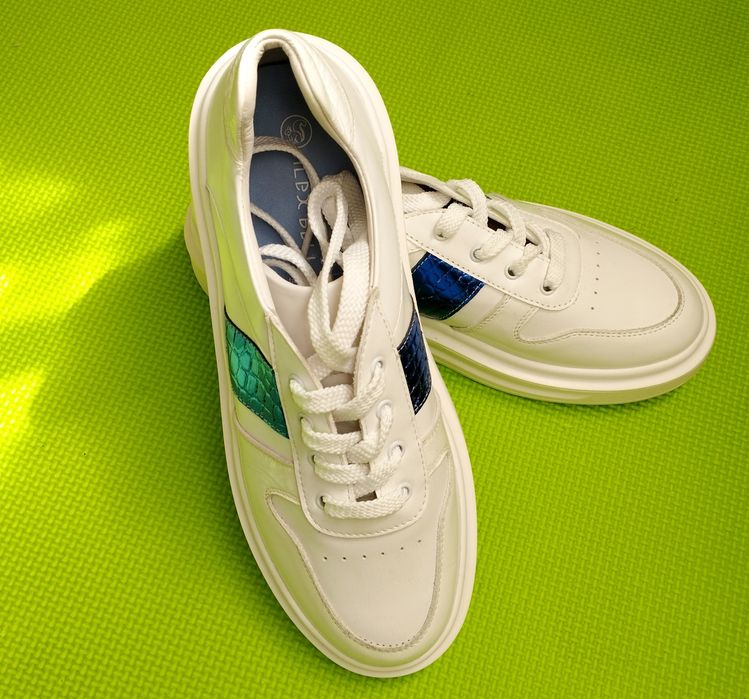 Нові весняні кросівки