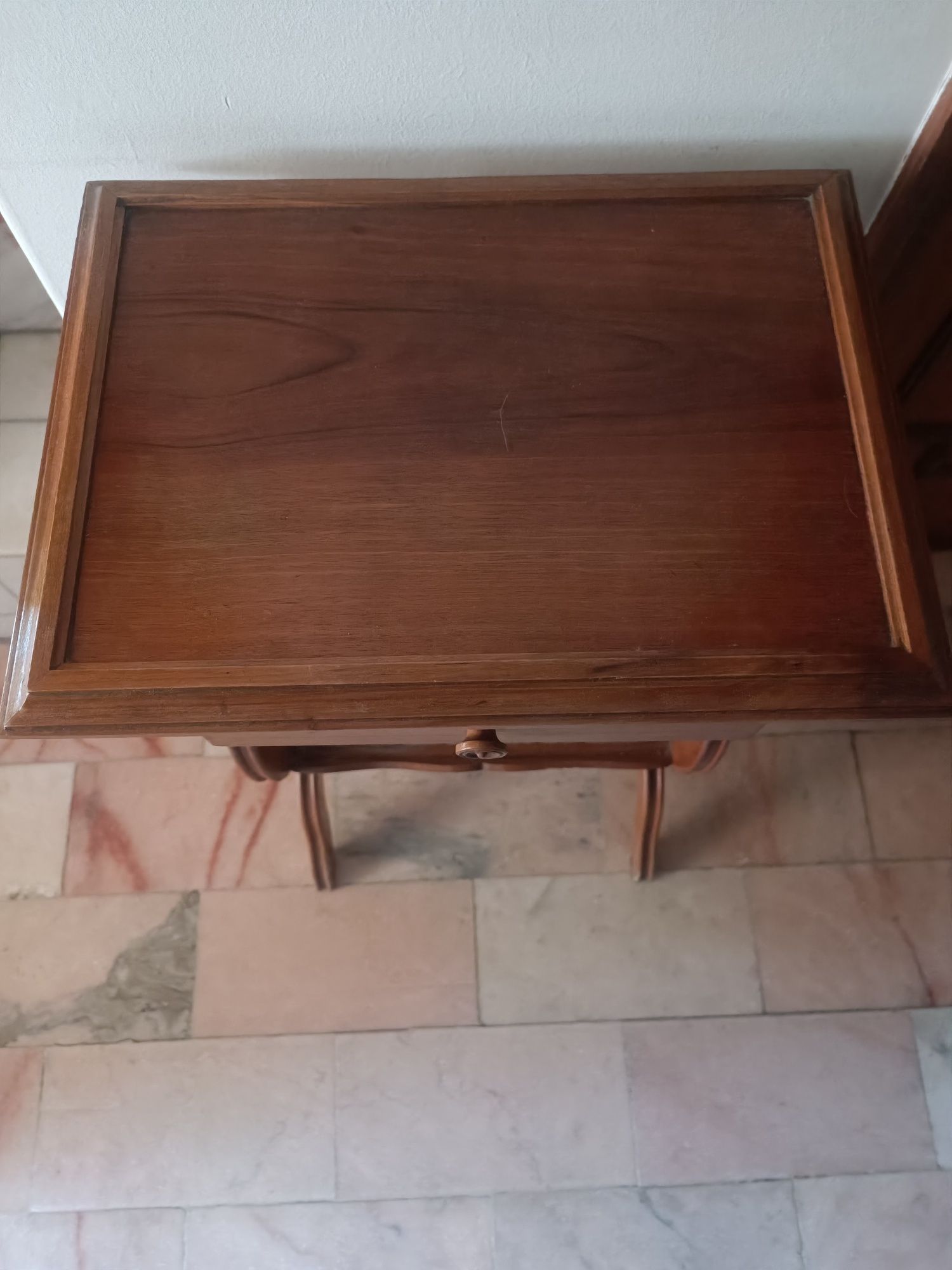 Banco com arrumação, mesa de apoio e mini estante