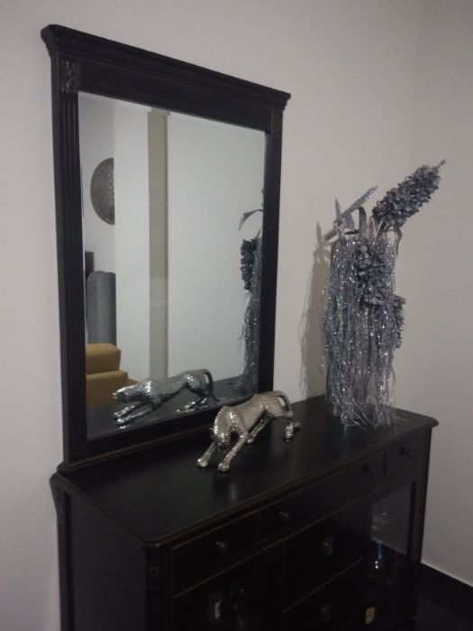 Móvel de sala com espelho