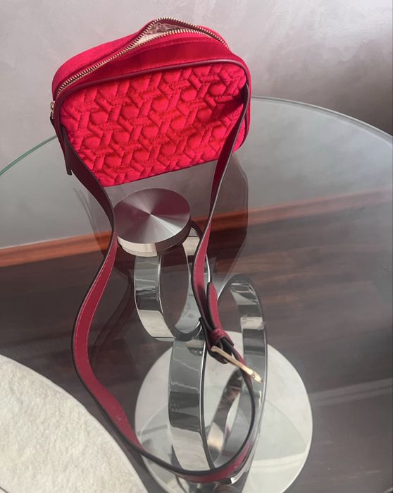 Сумка Guess червона.