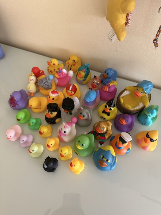 Patos de borracha de varios cores e formatos