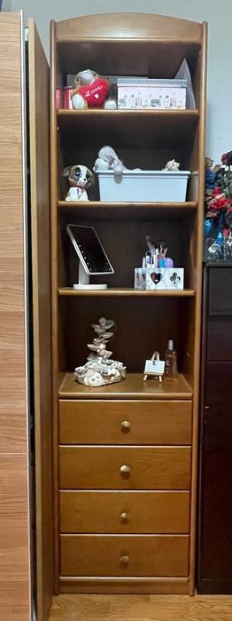 Cómoda de gavetas com prateleiras alteráveis
