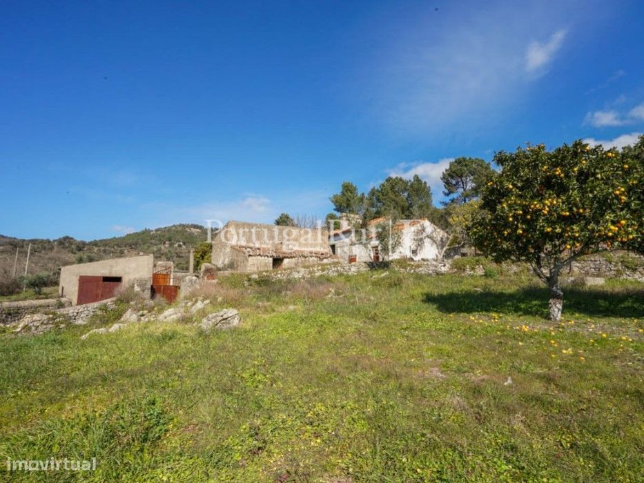 Quinta com casa e várias dependências em Castelo de Vide
