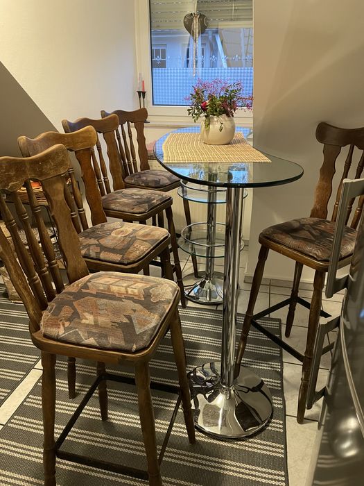 Барний скляний столик із пʼятьма стільцями (відео)