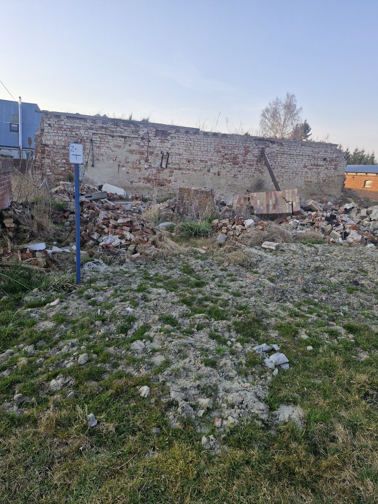 Czerwona cegła rozbiórkowa