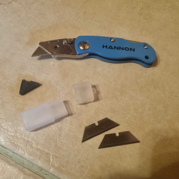 Nóż techniczny składany z ostrzem