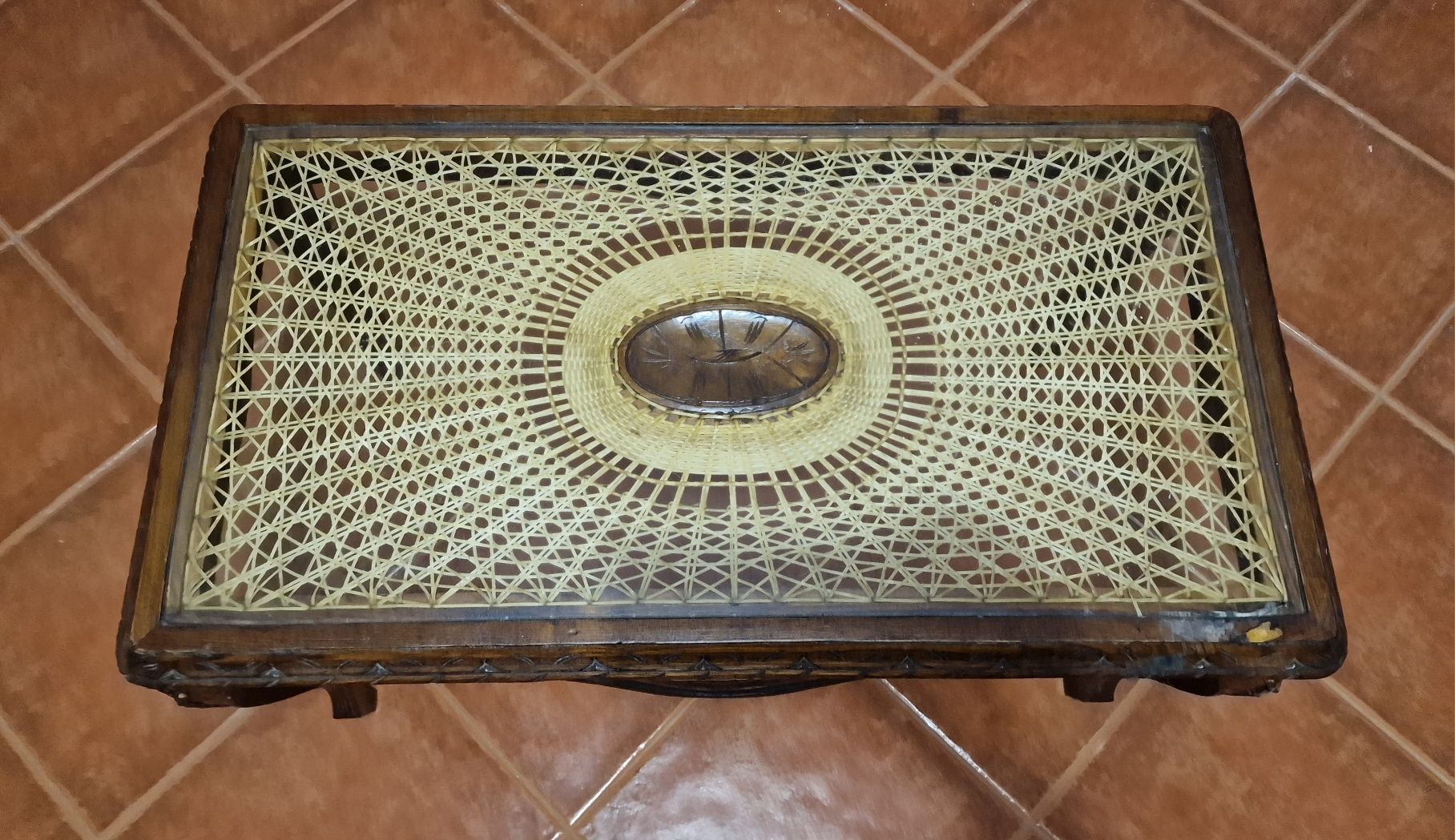 Mesa de centro vintage com tampo em vidro