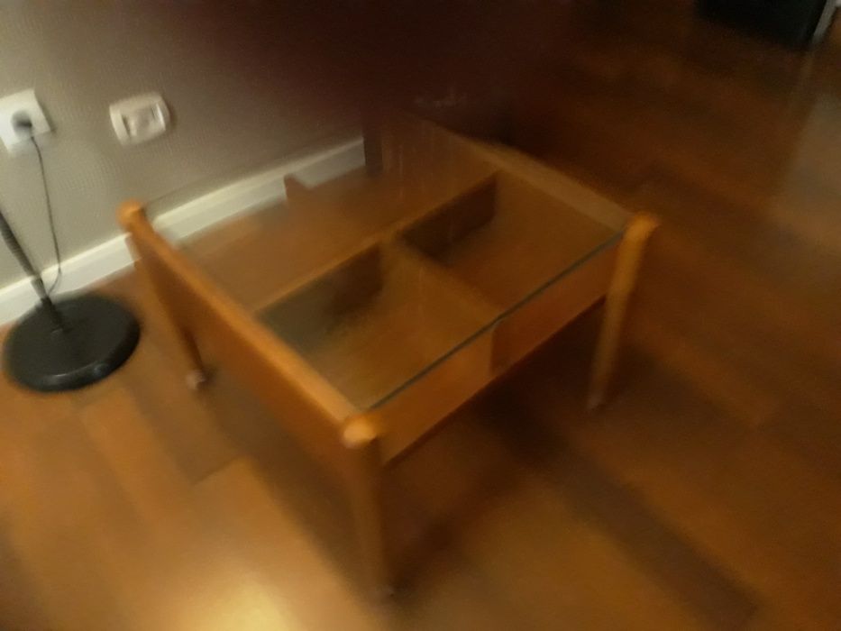 Mesa em Cerejeira com tampo de vidro