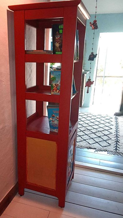 Estante pintada para quarto de criança