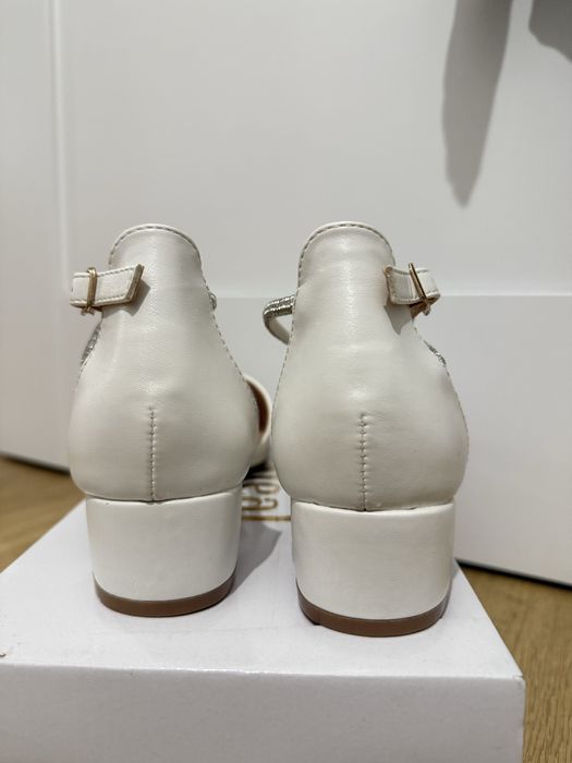 Białe buty ślubne na niskim obcasie Ideal Shoes 36