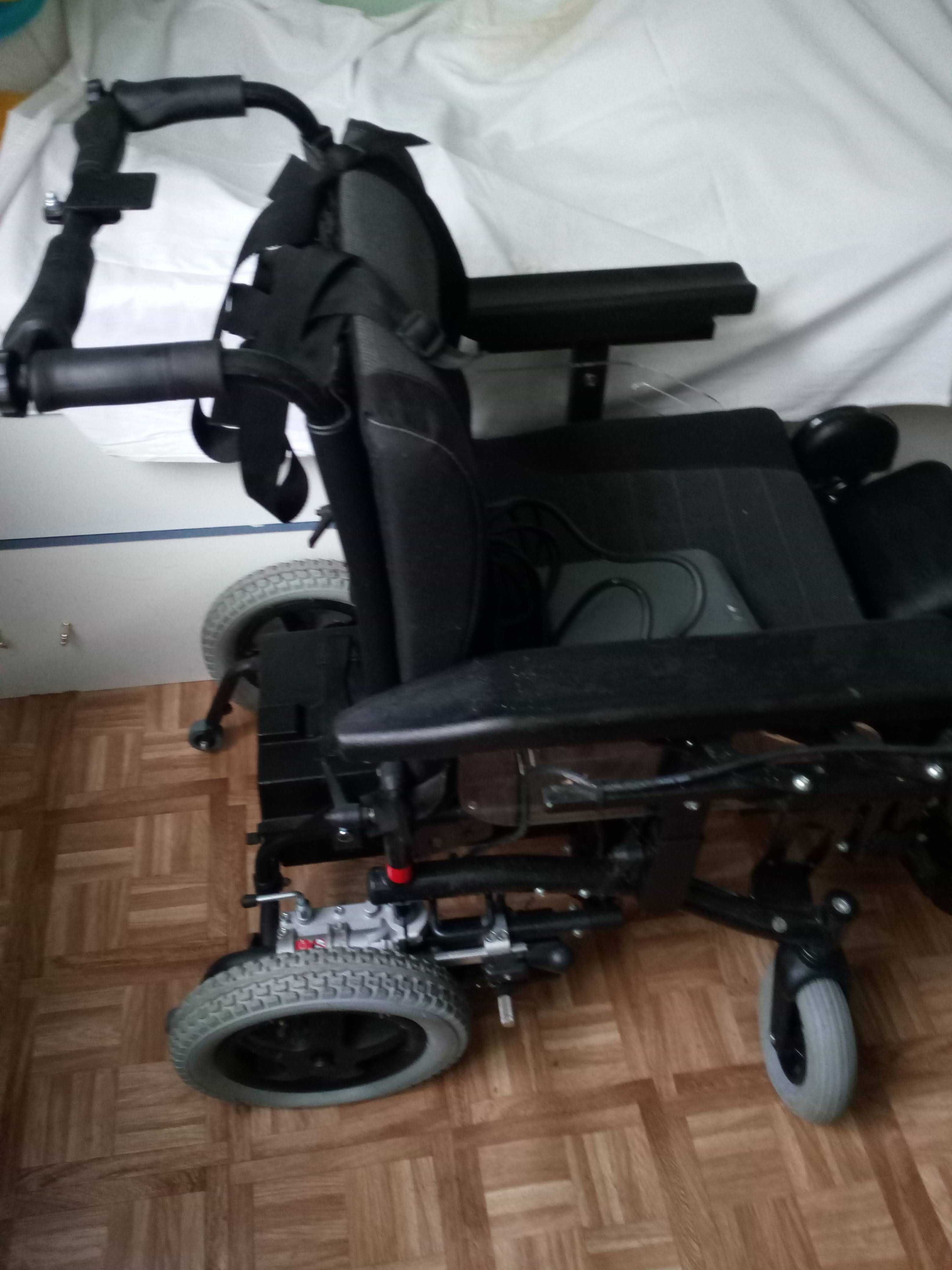 Wózek inwalidzki o napędzie elektrycznym w bardzo dobrej cenie.