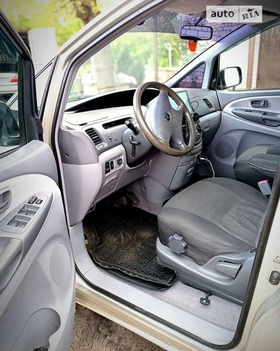 Toyota Previya 2000