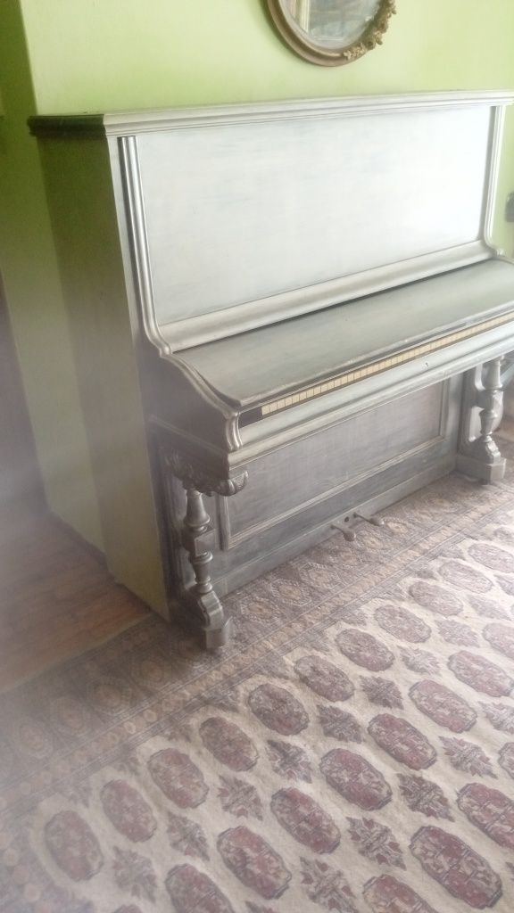 Pianino malowane na srebrny
