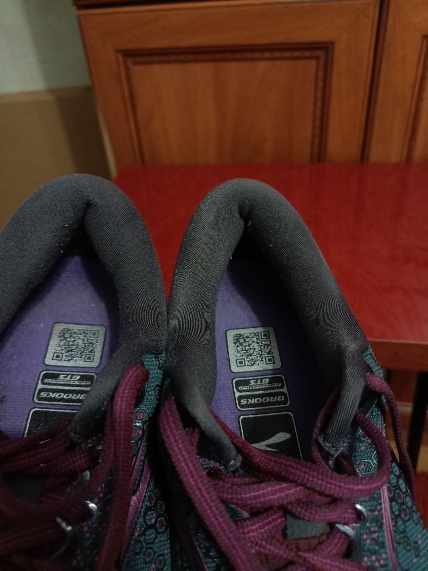 Взуття, кросівки Brooks.