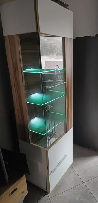 Dwie witryny Monsun z podświetleniem led