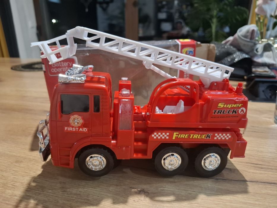 Strażackie auto z dźwiękiem i światłami  | Samojezdne, idealne dla m