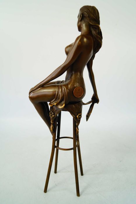 Kobieta siedząca na krześle zmysłowa figura z brązu rzeźba