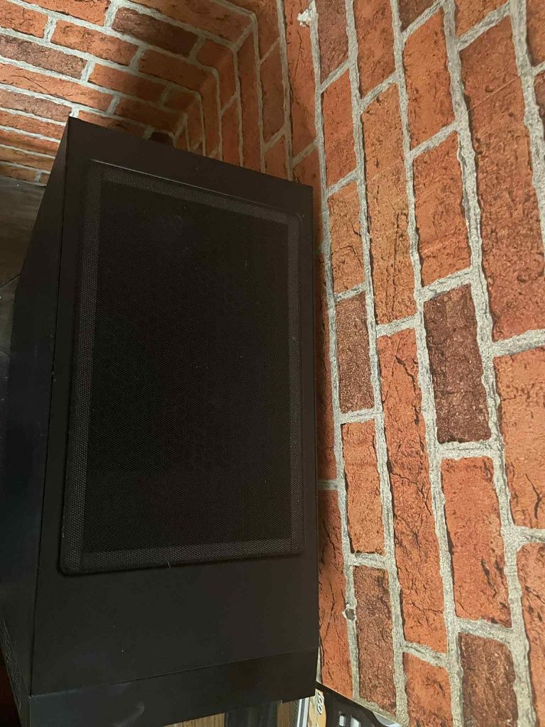 Komputer stacjonarny Ryzen z monitorem.