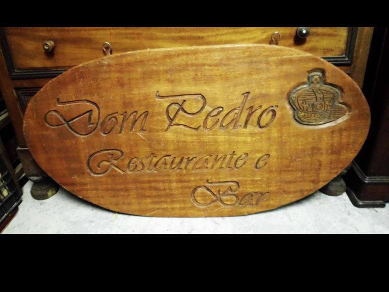 grande placa/painel em madeira maciça "Dom Pedro Restaurante Bar"