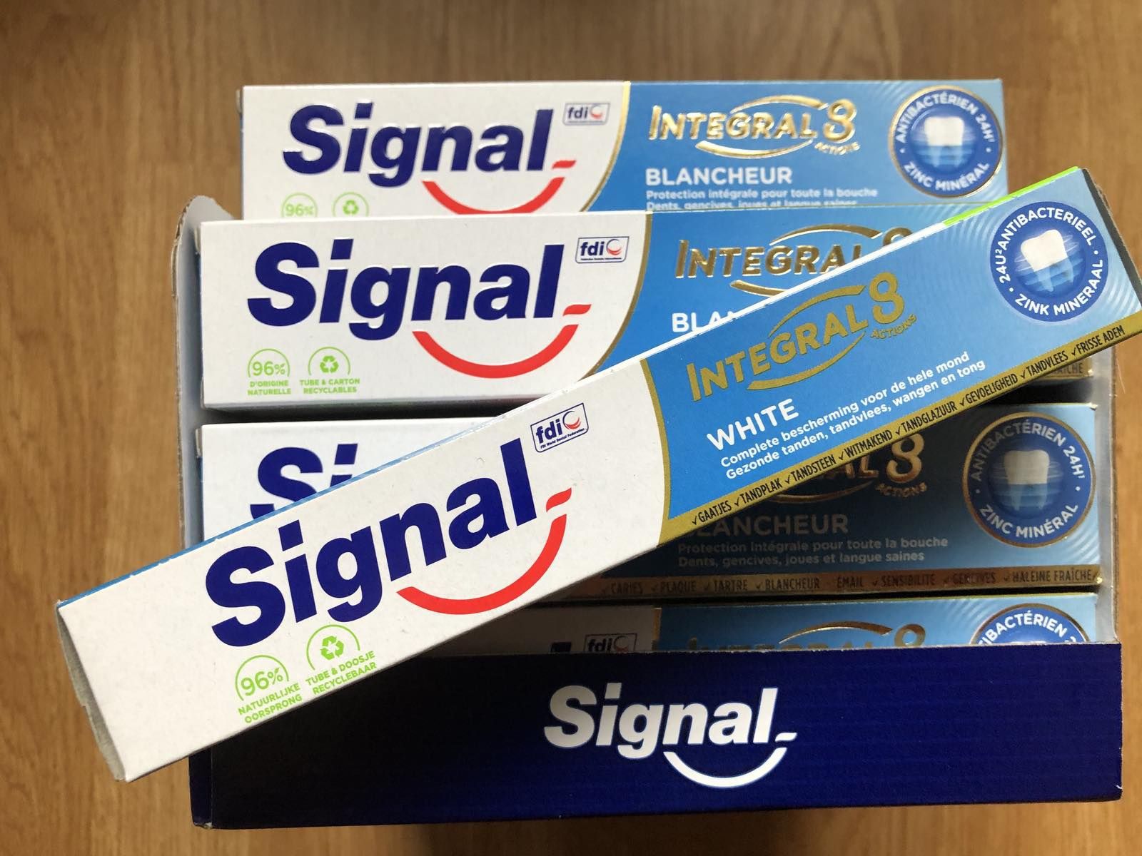 Зубна паста відбілююча Signal