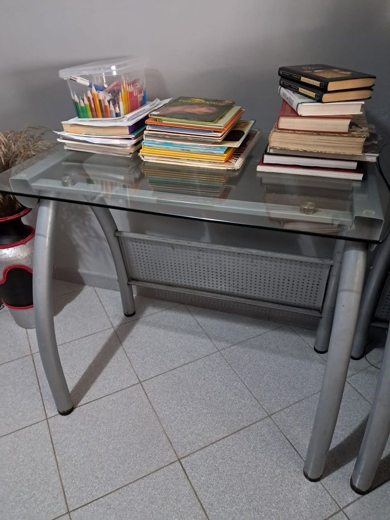Mesas com tampos em vidro