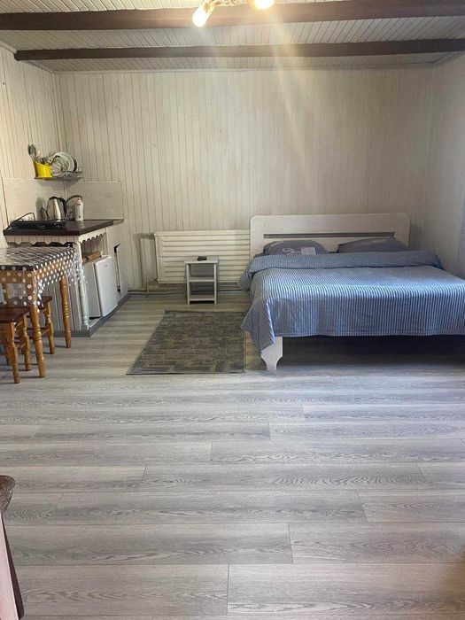 Апартаменти з кухнею на 3 особи. Поряд річка. Є сауна.