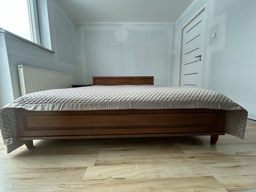 Łóżko z materacem oraz szafką i komodą