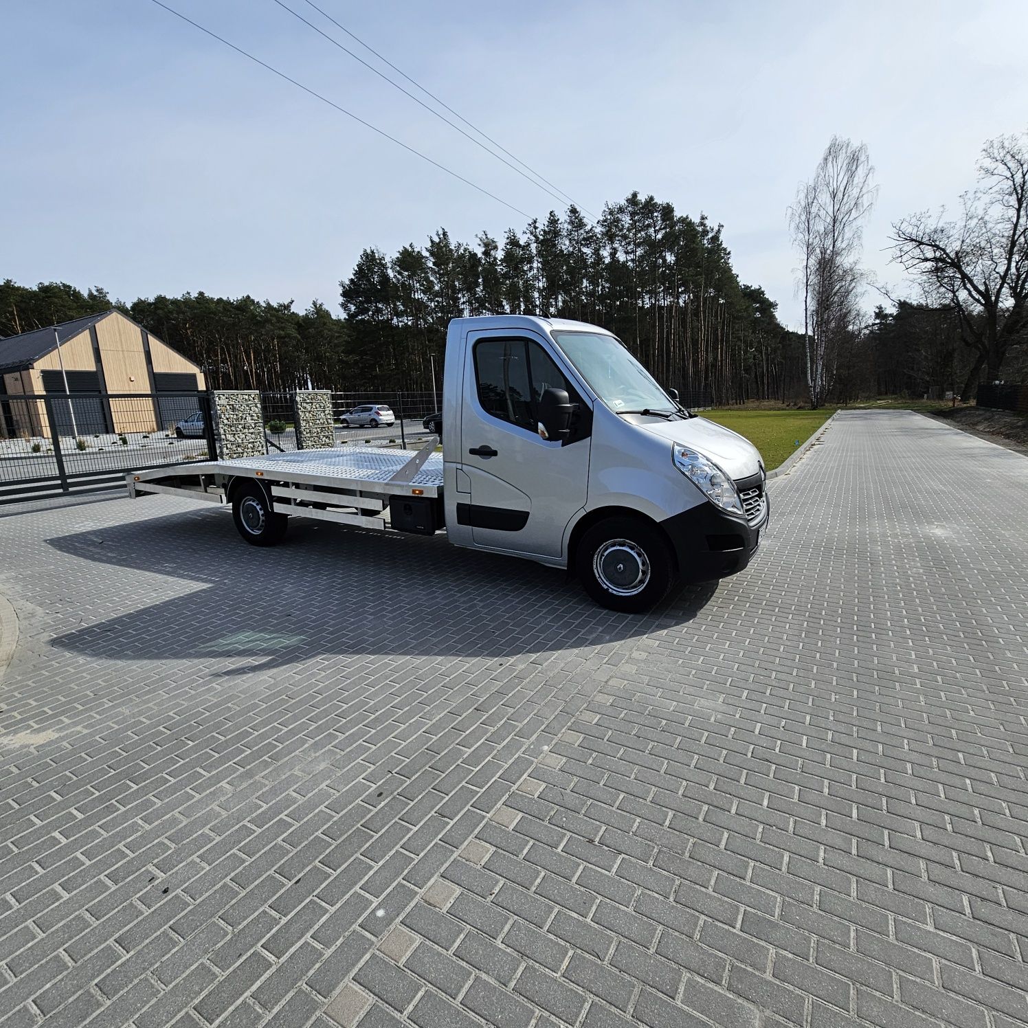 Renault Master Auto-laweta 1600 ład. 3.5T na haku.