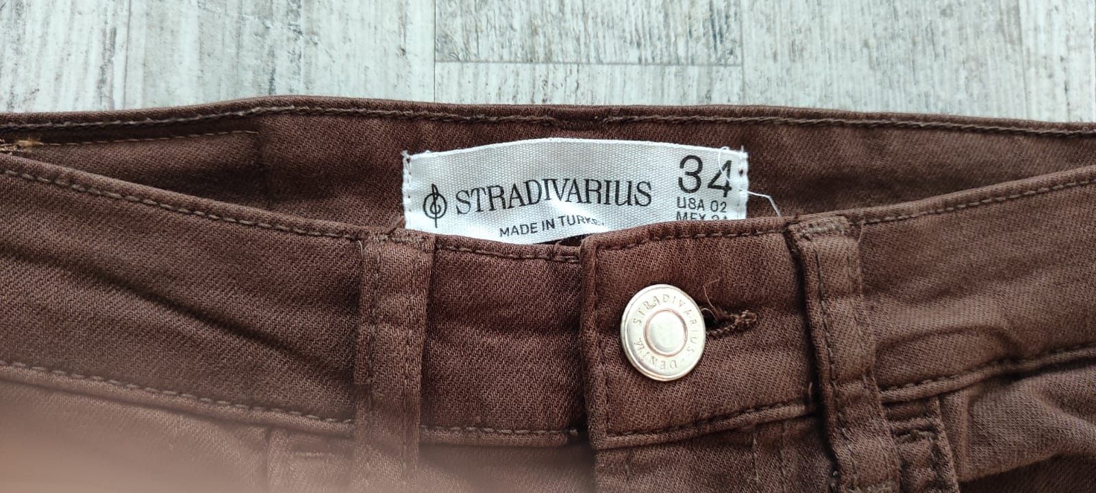 Spodnie jeans brązowe Stradivarius