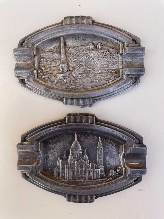 2 Cinzeiros Cidade de Paris e Sagrado Coração em metal anos 60