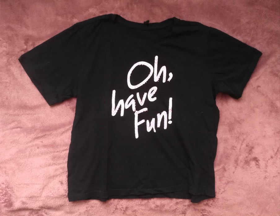 Czarna koszulka z nadrukiem