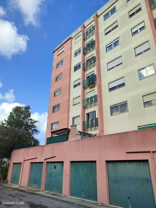 Garagem fechada exterior (Box) - Mem Martins