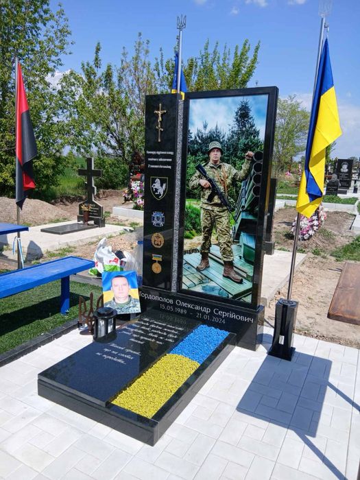 гранітні памʼятники військовим