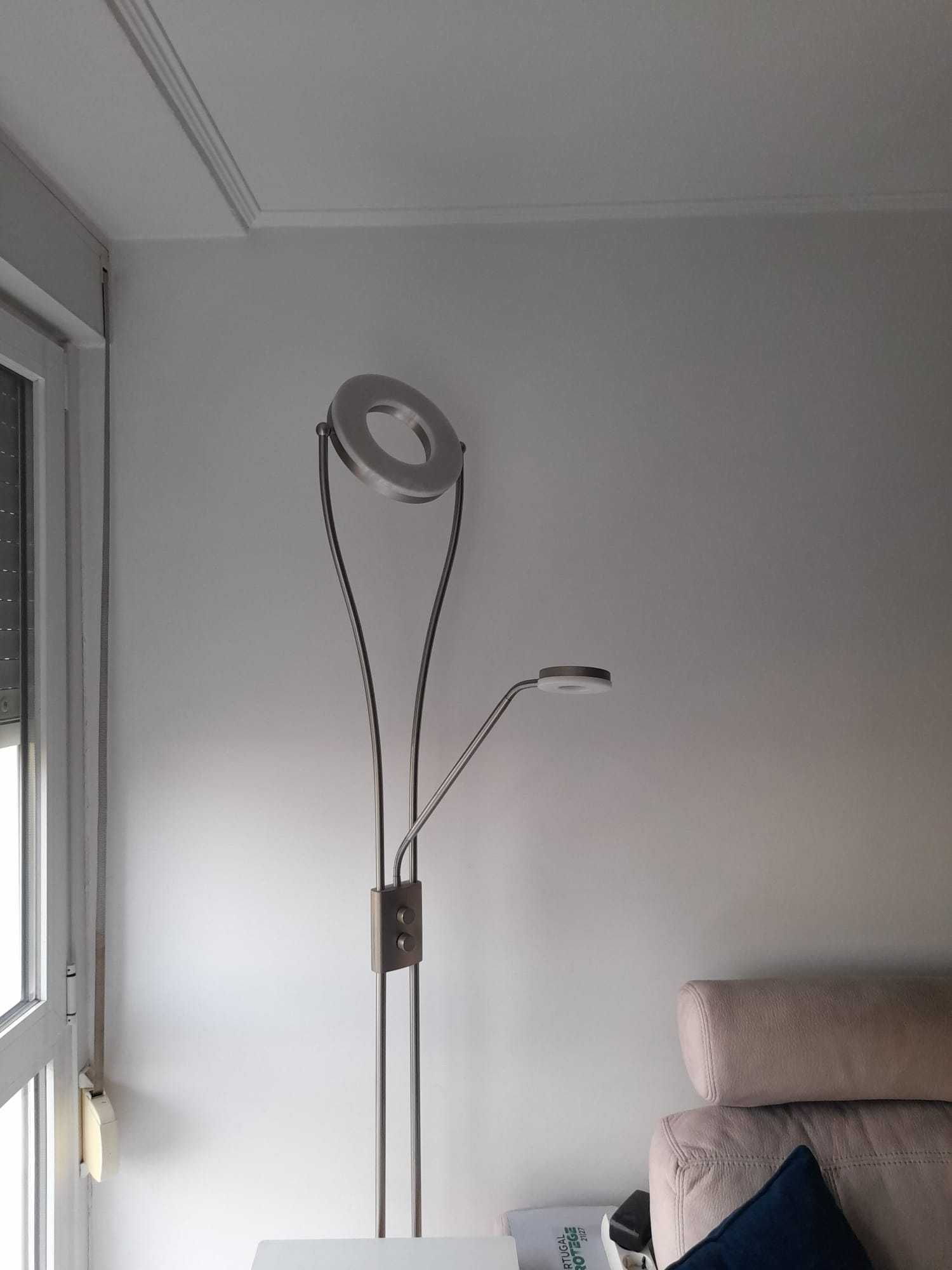 Candeeiro de pé, articulado com LED duplo