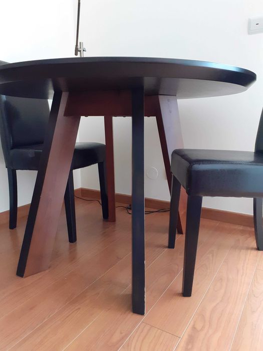 Mesa de apoio em madeira maciça + cadeiras