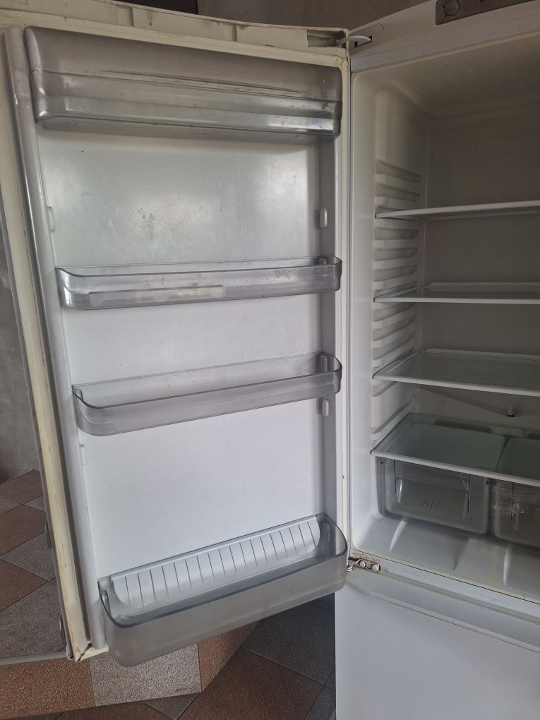 Продам холодильник Двухкамерный холодильник HOTPOINT ARISTON RMBA 2200