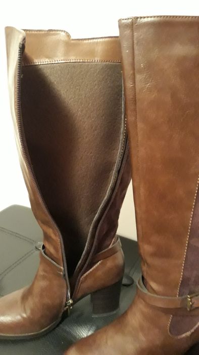 Botas castanhas cano alto